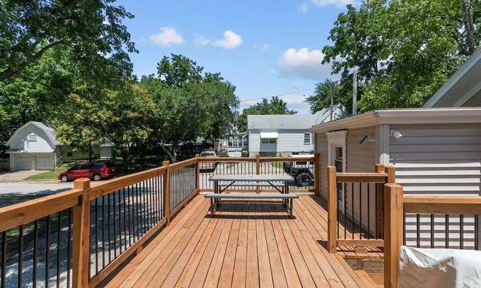 Merriam House | 5 BR home off I-35/10 Mins to Downtown