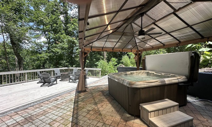 Lookout Valley Neighborhood Association Cabin | 5 BR Log Cabin - Hot Tub - Pond Fishing - 2 Acres-Covered Deck - Firepit - Chattanooga -Pets Welcome