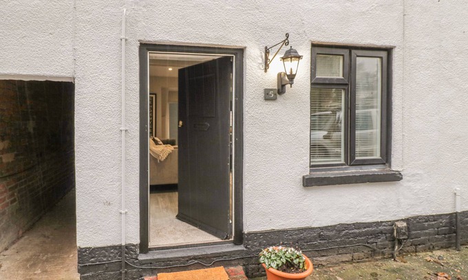 Little Haywood Cottage | 5 COLEY LANE, pet friendly, with a garden in Great Haywood