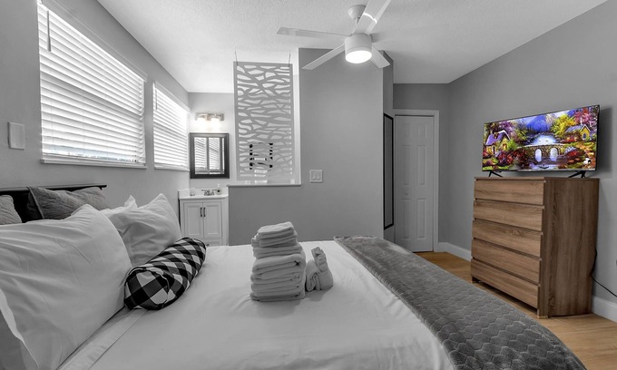 Bayshore Gardens Apartment | #5 Deluxe Queen Room w/Private Bath & Exterior Entry