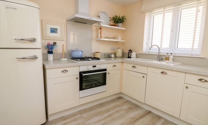 Crynant Cottage | 5 FFORDD Y MEILLION, pet friendly, with a garden in Llanelli
