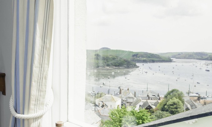 Salcombe Apartment | 5 Glenthorne-Cosy Retreat | Harbour View & Parking