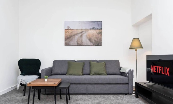 Coatbridge Apartment | 5 Individual Beds - Free Parking