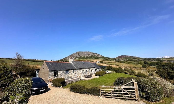 Garn Fadryn Cottage | 5* Luxury Welsh stone Long Cottage with magnificent panoramic views