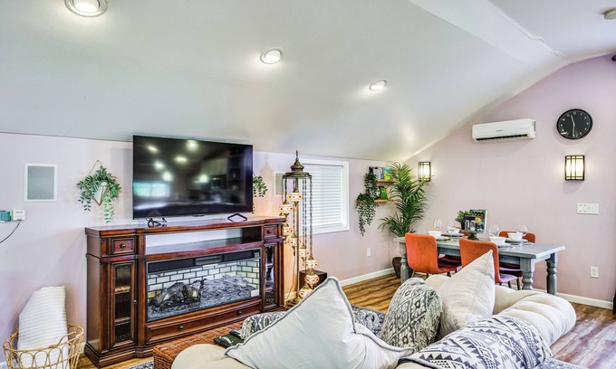 South End Apartment | 5 Mi to Dtwn Tacoma: Modern Studio Retreat