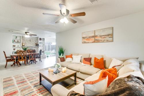 Lawton House | 5 Mi to Museum of the Great Plains Home with Patio