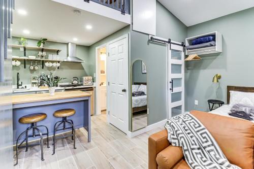 Oxon Hill Apartment | 5 Mi to National Harbor Stylish Apt with Patio!