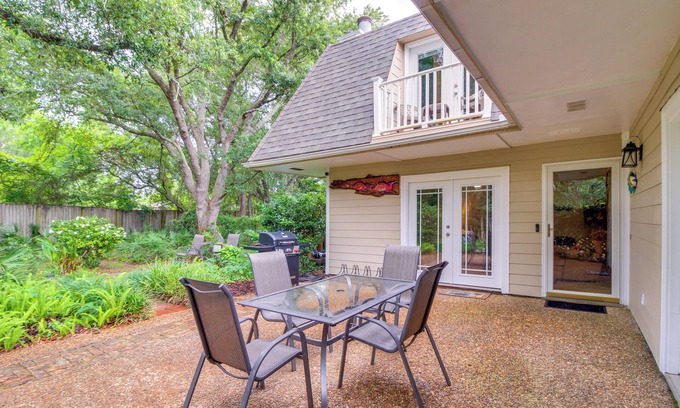 Gulf Breeze House | 5 Mi to Pensacola Beach: Townhome w/Yard!