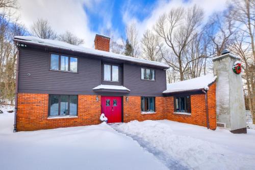Killington House | 5 Mi to Skiing Home with Hot Tub and Patio!