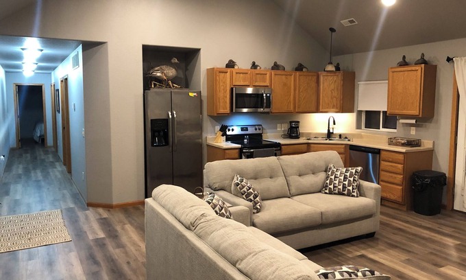 Pierre House | .5 mile to Lake Oahe boat access, 15 min from Pierre SD, wifi, oversized garage