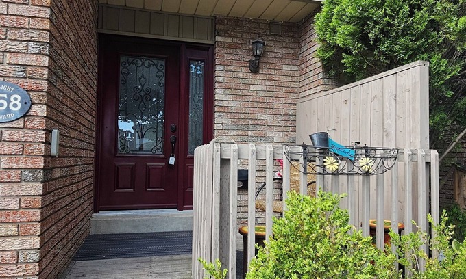 Pickering Hotel | 5 min drive from PTC, Pickering GO station. Easy commute to anywhere in Toronto!