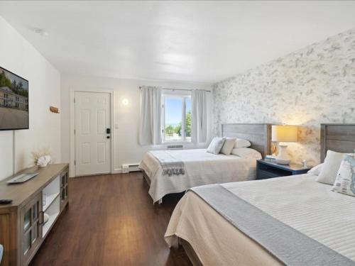 Petoskey House | 5 min Drive to DT Petoskey Lake Views Workspace