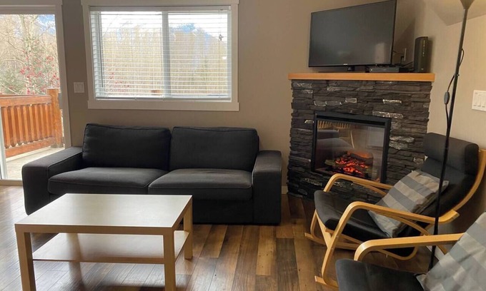 East Kootenay Condo | 5 Min. Drive to the Resort & Fernie