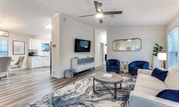 McKinney Cottage | 5 min. stroll to Downtown Mckinney! Family & Pet Friendly Cottage