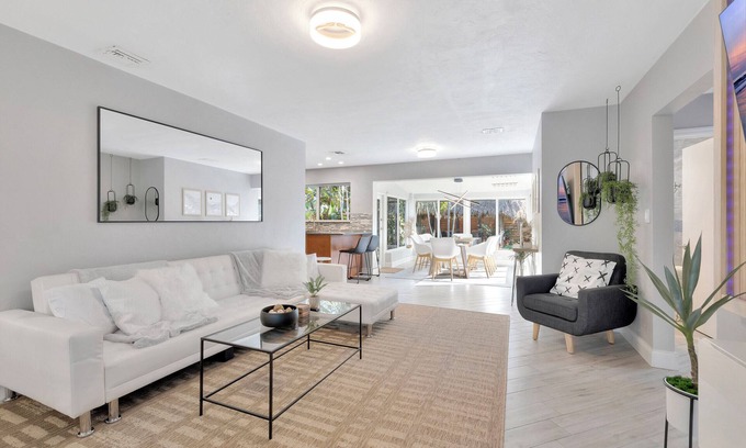 Pompano Beach House | 5 min to Pompano Beach ~ Putting Green ~ Pool Table ~ Outdoor Oasis