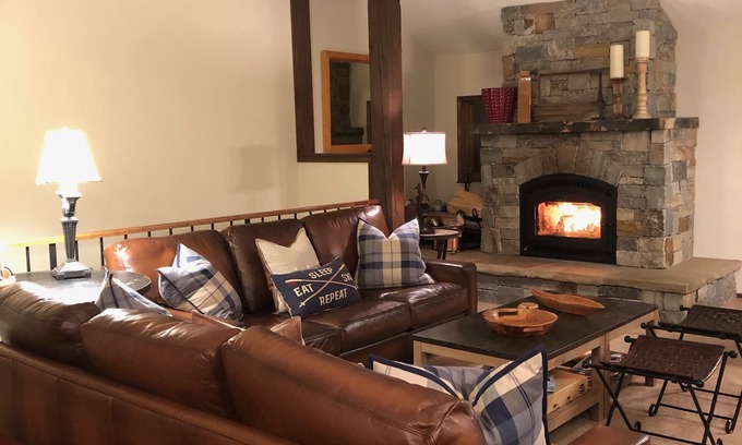 Mammoth Lakes Condo | 5 Min to Village to Ski Dine Shop BIke - Free Ski Locker at Canyon Lodge. Bus 81