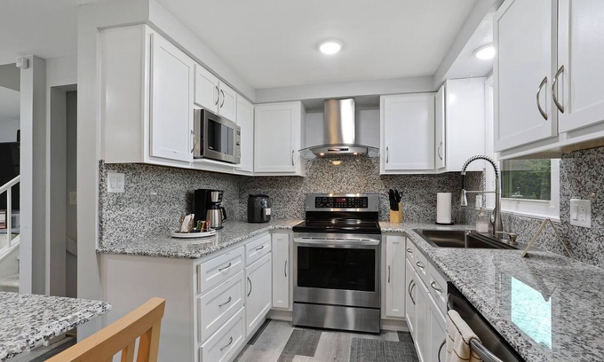 Ashwaubenon House | 5 min walk to Lambeau & TitleTown!