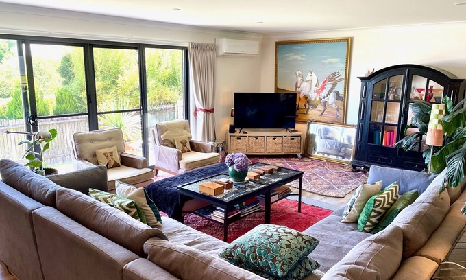 Milton House | 5 min walk to Milton Village, 5 min drive to the beach.
