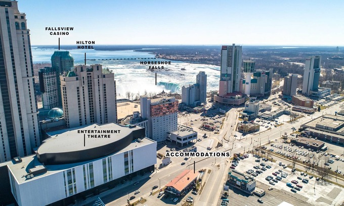 Fallsview House | 5 min walk to the falls Canada 20 Guest unit! Modern,