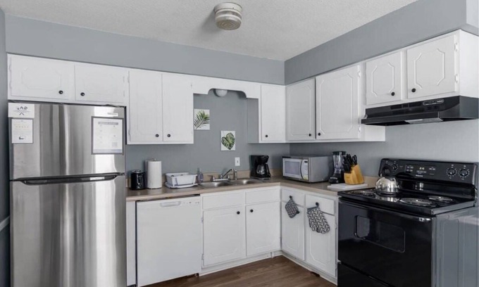 Norwood House | 5 Mins from Uptown & Near Airport- Norwood Nest