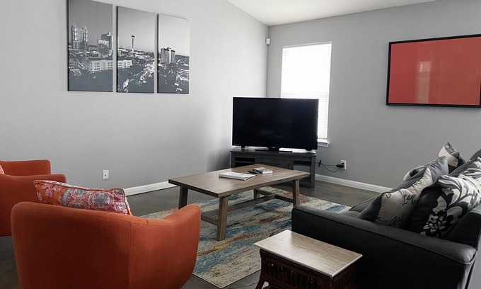 West San Antonio House | 5 mins or less to Sea World! BMT Family Getaway, BBQ & firepit! 3b/2bth