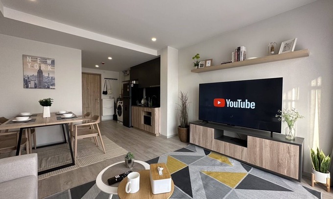 Yan Nawa Apartment | 5 mins to BTS Surasak Family 2Bedrooms 2BR w/Pool/Gym/Wi-fi@Sathornn