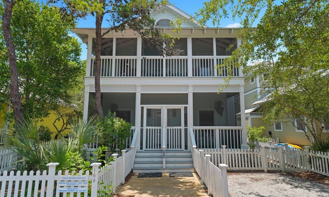 Seaside Cottage | 5 Mins to Seaside Beach, Prime Location, Amazing Porches + 2 Adult Bikes!