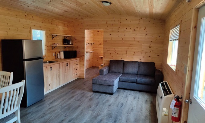 Picton Cabin | 5 minute walk to Sandbanks Beach! In the heart Prince Edward County