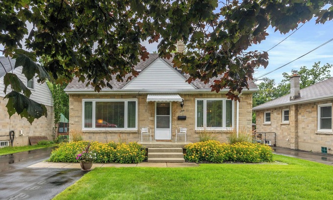 Rosedale House | 5 minute walk to Nature Trails and Golf Course 4 Bedroom Home