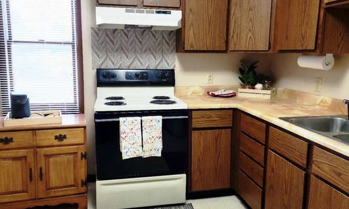 Savoy Apartment | 5 minutes away from Campus and Statefarm Stadium, 2min away from Willard Airport