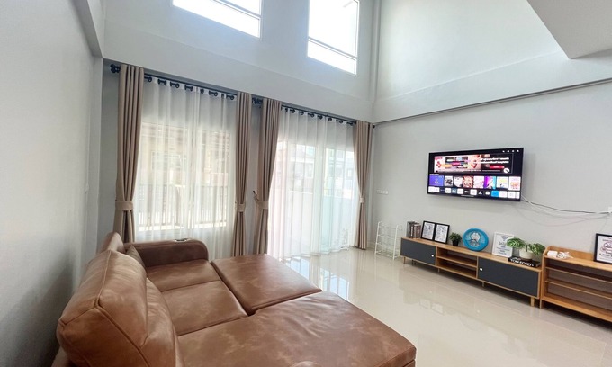 Hat Yai House | 5 minutes Drive to the city center, 9 minutes to Lee Gardens, with free parking.