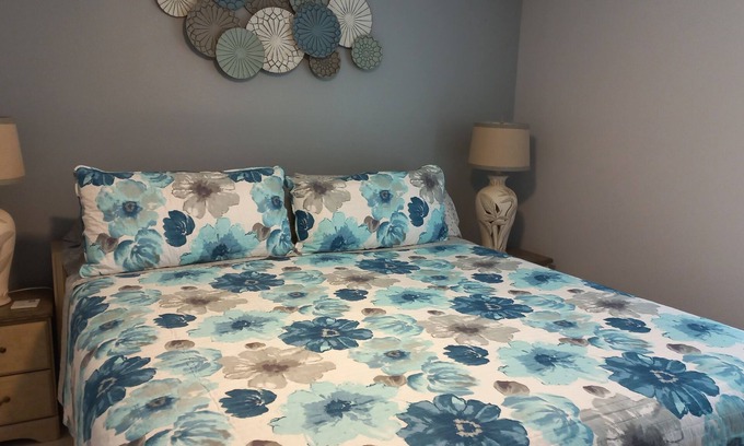 Gulf Gate Estates Condo | 5 minutes drive to nr Siesta Key 2BR/2BA condo Sienna Park. heated pool.