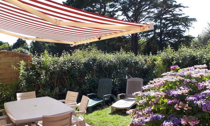 Locmariaquer Apartment | 5 minutes from the town and port and 1 km from the beaches garden apartment