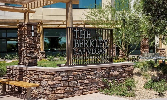Enterprise House | 5 minutes from the strip next to Bass Pro Shop