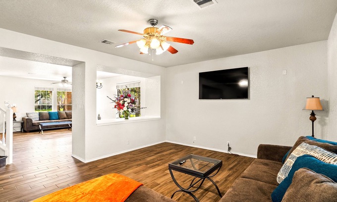 Far North Central House | 5 minutes to SixFlags and UTSA! 3BR