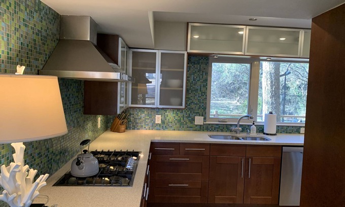 West Lake Hills House | 5 minutes to Zilker Park! Family home on wooded lot w/sport court