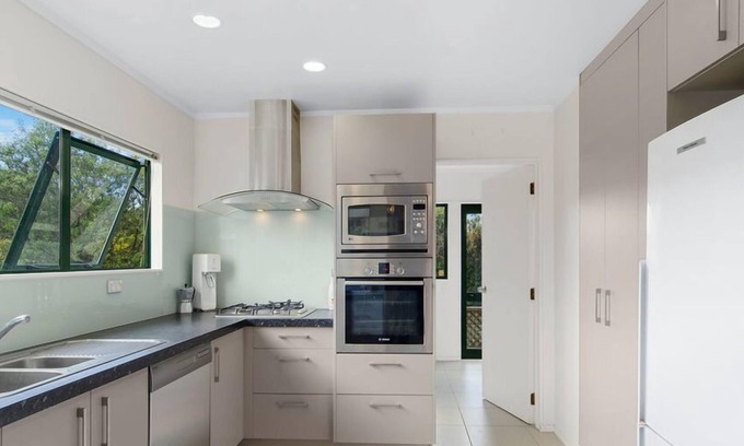 Matakana House | 5 Minutes Walk to Matakana Village, 5 Minute Drive to Omaha Beach