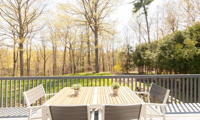 Bayview Village House | 5★ OASIS ON A RAVINE WITH A YOGA ROOM