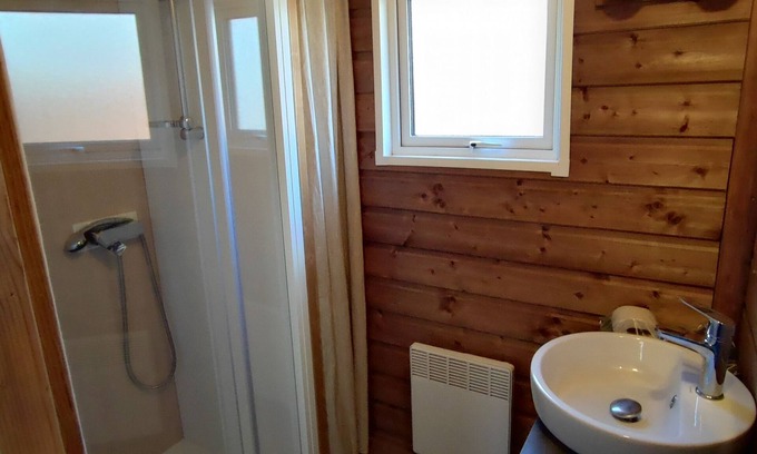 Laruns Cabin | 5-person comfort lodge by the river