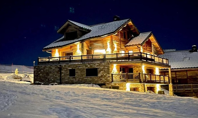 La Toussuire Ski Chalet | 5 * rated chalet of 335m2, on the slopes, swimming pool & cinema