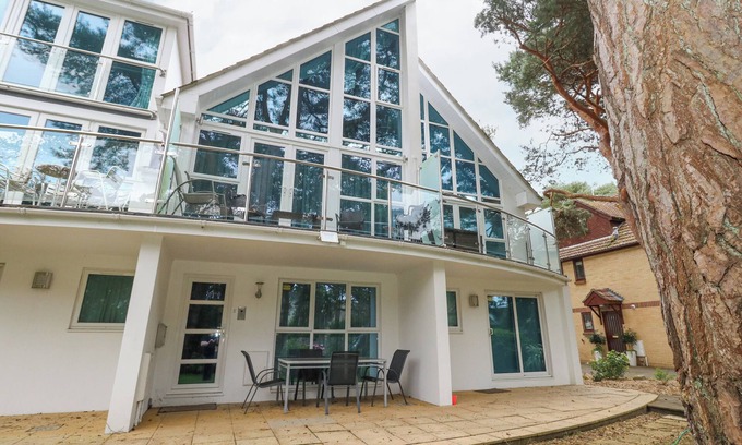Sandbanks Cottage | 5 RED SAILS, pet friendly, country holiday cottage in Sandbanks