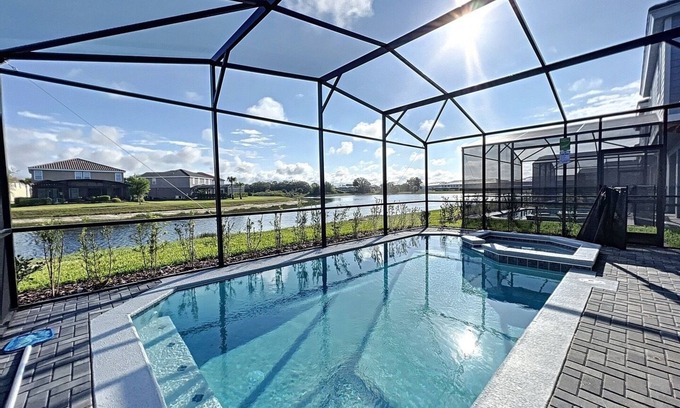 Loughman House | 5⭐ Solterra Villa with Lake View 20% Off Nightly Rent for remaining 2025 dates