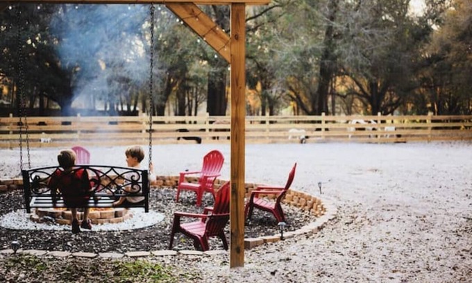 Plymouth House | 5 springs 4 to 10 minutes away Goats, Chickens, Free Eggs, Memories FARM Setting
