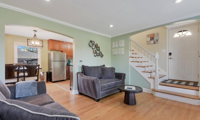 Melrose Park House | 5 Star Cozy Entire Furnished Monthly Home with 2 car garage