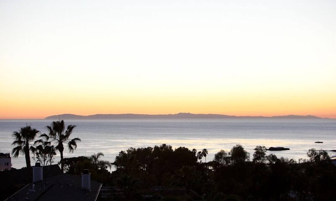Laguna Beach Cottage | 5 StAr Downtown Location & Ocean Views; 40% Discount. Remodeled/Walk Everywhere.