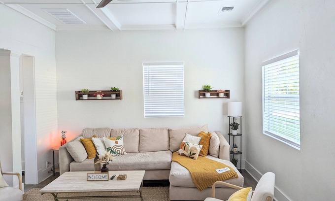 Durant House | 5 Star Historic Home - 2BR/3rd Loft - 3mi to Casino