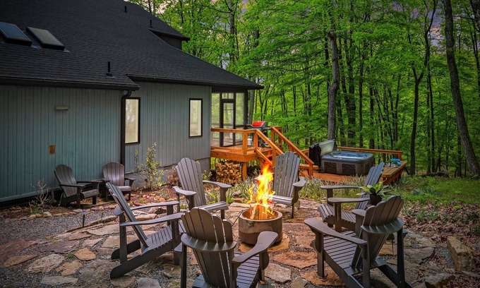 Berkeley Springs House | 🌟5 STAR Mountain Lodge💦POOL💗Unmatched Hospitality🌷Close to town🎲GAME room