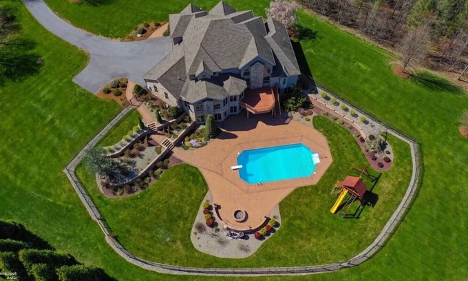 Brockton House | 5 Star Mountain Home Pool, Hot Tub, Arcade, Movie