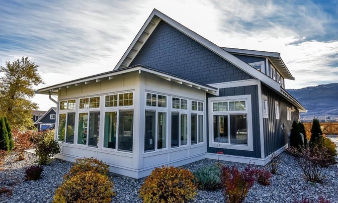 Okanagan-Similkameen House | 5 star rated, Family Friendly, mid meadow, close to pool/park - 4 bed, 2.5 bath