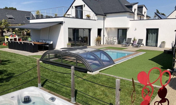 Saint-Jacques House | 5 star villa 100 m beach, 18 people, swimming pool, spa, cinema room